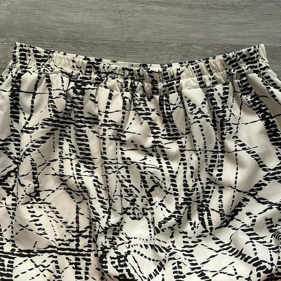 Francesca's Large women’s black and white mini lined casual skirt with pockets - Picture 6 of 9